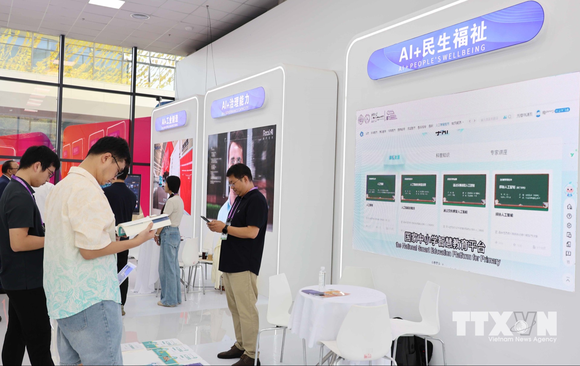 Các khu trưng bày về AI tại CAEXPO năm 2026 luôn thu hút sự quan tâm của doanh nghiệp cũng như người dân Trung Quốc và ASEAN. (Ảnh: Công Tuyên/TTXVN)